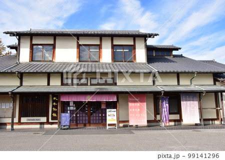 足利市　太平記館（足利市観光協会）と青空 99141296