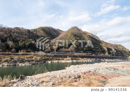 【高山本線】木曽川沿いを走行する特急ひだ13号 99141336