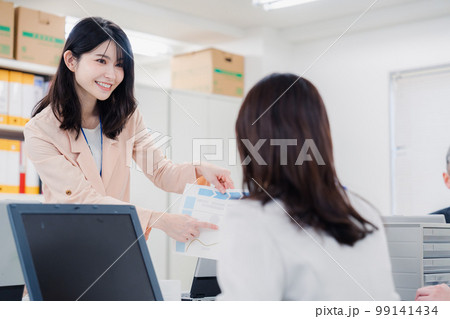 オフィスで相談をする2人の女性会社員 99141434