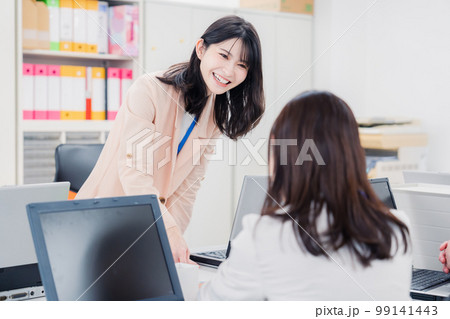 オフィスで相談をする2人の女性会社員 99141443