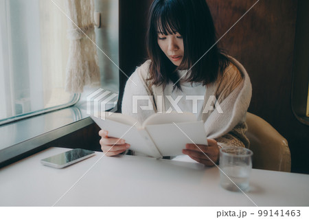 喫茶店で読書をする女性の写真 喫茶店で読書をする女性の写真 99141463