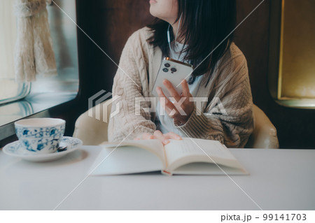 喫茶店で読書をする女性の写真 99141703