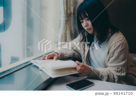 喫茶店で読書をする女性の写真 99141710