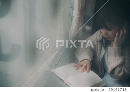 喫茶店で読書をする女性の写真 99141713