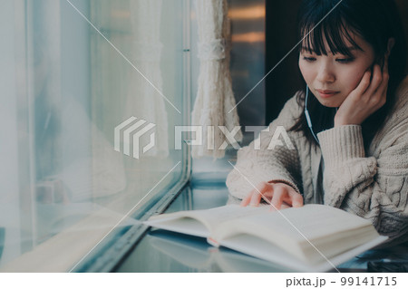 喫茶店で読書をする女性の写真 99141715