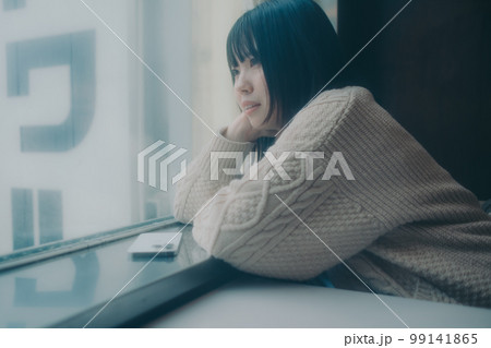 喫茶店でスマホをさわる女性の写真 99141865