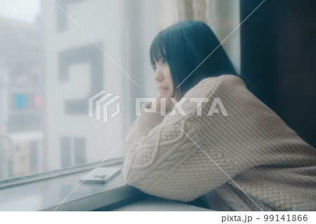 喫茶店でスマホをさわる女性の写真 99141866