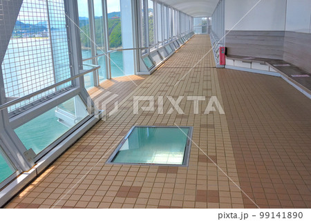 四国・鳴門海峡・大鳴門橋遊歩道・渦の道・海上遊歩道の休憩所に設けられた覗き窓・徳島県鳴門市(3) 四国・鳴門海峡・大鳴門橋遊歩道・渦の道・海上遊歩道の休憩所に設けられた覗き窓・徳島県鳴門市(3) 99141890