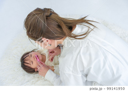 赤ちゃんの歯磨き 99141950