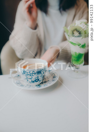 喫茶店でパフェを食べる女性の写真 99142133