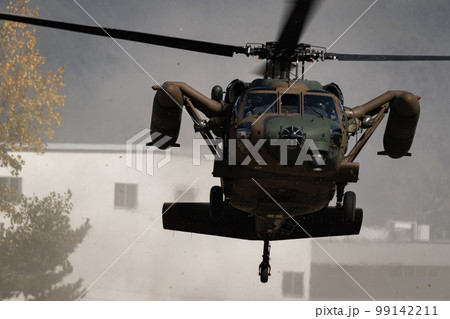 飛行する軍用ヘリコプター 99142211