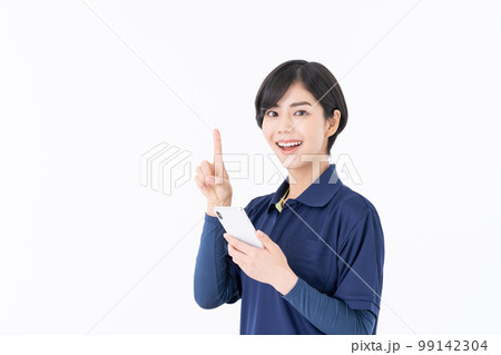 スマホを見る介護福祉士 99142304