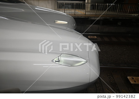 夜間の新幹線の発車前（東海道新幹線東京駅） 99142382