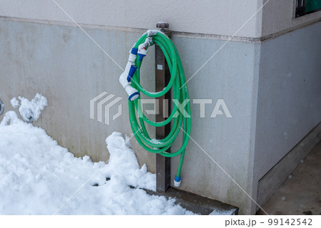 凍結しそうな水道管 凍結しそうな水道管 99142542