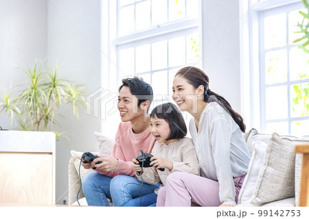 家族でテレビゲームを楽しむシーン 家族でテレビゲームを楽しむシーン 99142753