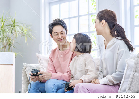 家族でテレビゲームを楽しむシーン 家族でテレビゲームを楽しむシーン 99142755