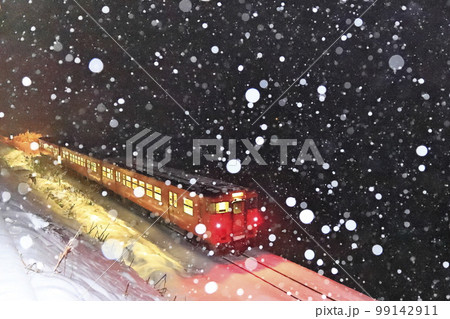 雪降る冬の氷見線(走り去る列車を後方から撮影) 雪降る冬の氷見線(走り去る列車を後方から撮影) 99142911