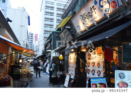東京・築地場外市場の街並み 東京・築地場外市場の街並み 99143347