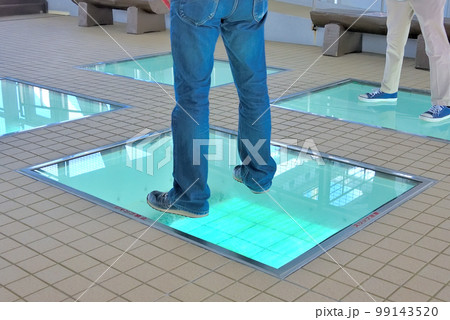 四国・鳴門海峡・大鳴門橋遊歩道・渦の道・海上遊歩道の展望室に設置された覗き窓・徳島県鳴門市(6) 99143520