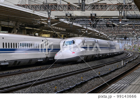 【滋賀】駅を通過する新幹線。 【滋賀】駅を通過する新幹線。 99143666