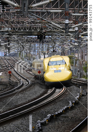 【滋賀】駅を通過する新幹線。ドクターイエロー 【滋賀】駅を通過する新幹線。ドクターイエロー 99143755