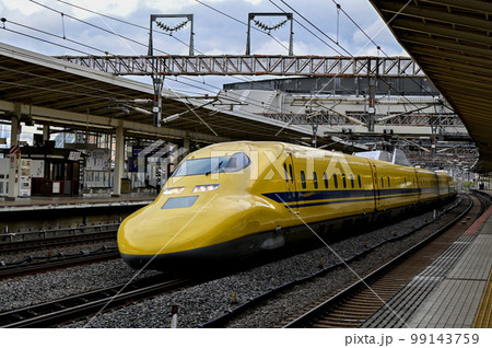 【滋賀】駅を通過する新幹線。ドクターイエロー 99143759