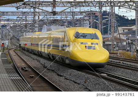 【滋賀】駅を通過する新幹線。ドクターイエロー 【滋賀】駅を通過する新幹線。ドクターイエロー 99143761