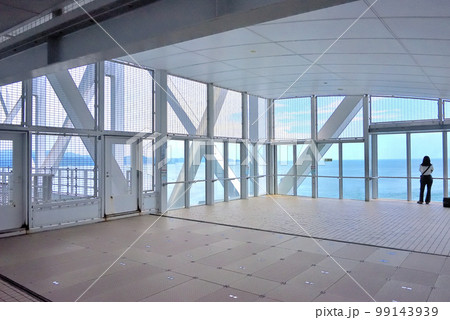 四国・鳴門海峡・大鳴門橋遊歩道・渦の道・海上遊歩道の展望室で景色を楽しむイメージ・徳島県鳴門市(2) 99143939