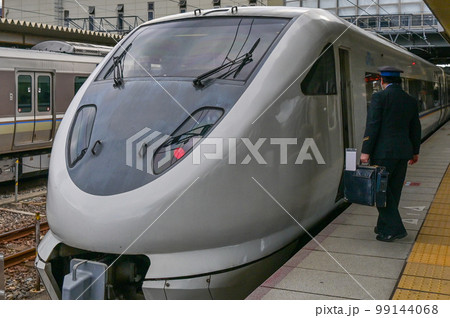 【滋賀】米原駅にて、金沢に向け出発準備中のしらさぎ号 99144068