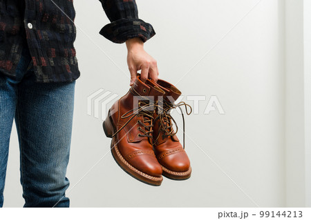 ブーツを持つジーンズの男2 99144213