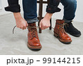 ブーツを結ぶジーンズの男2 99144215