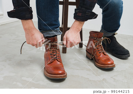 ブーツを結ぶジーンズの男2 99144215