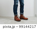 ブーツを履いたジーンズの男 99144217
