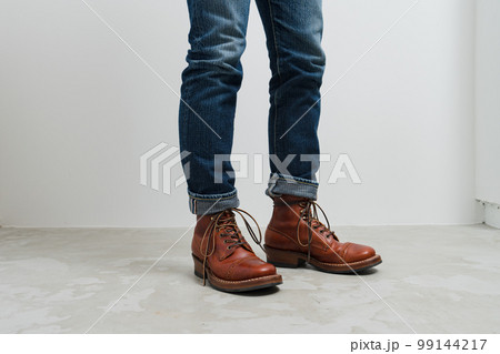 ブーツを履いたジーンズの男 99144217
