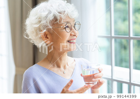 窓際でくつろぐシニア女性 窓際でくつろぐシニア女性 99144399