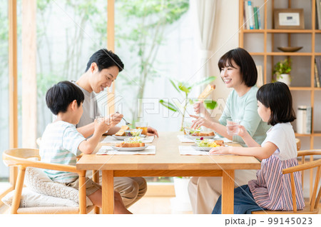 リビングで朝食をとる家族 リビングで朝食をとる家族 99145023