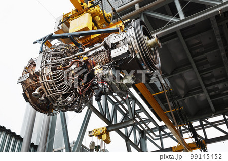 Installation of a gas turbine engine in a module for generating electricity Installation of a gas turbine engine in a module for generating electricity 99145452