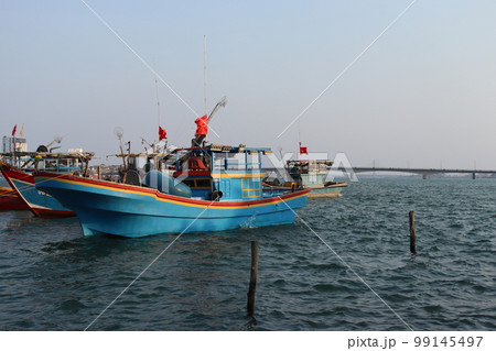 ベトナム・ドンホイの漁村 99145497