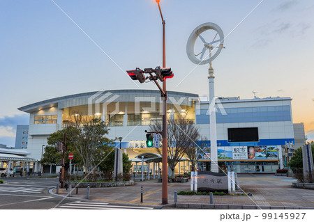 朝の川内駅と風レンズ風車 99145927