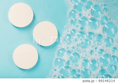 Three bars of round soap with foam 99146214