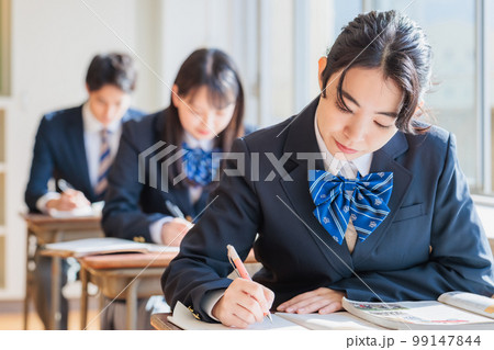 教室で勉強する制服を着た高校生 教室で勉強する制服を着た高校生 99147844