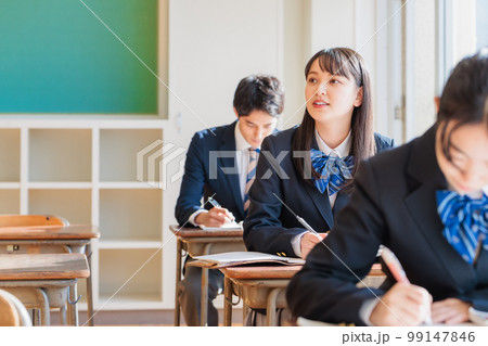 教室で勉強する制服を着た高校生 99147846