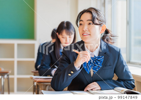 教室で勉強する制服を着た高校生 99147849