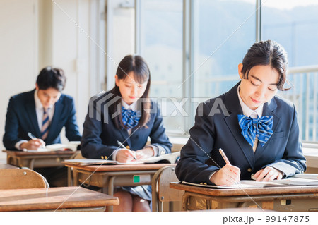 教室で勉強する制服を着た高校生 99147875