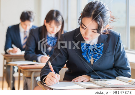 教室で勉強する制服を着た高校生 99147878