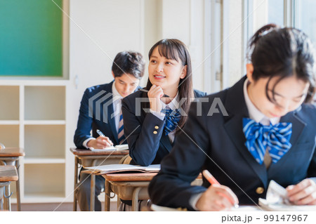 教室で勉強する制服を着た高校生 教室で勉強する制服を着た高校生 99147967