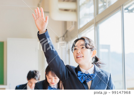教室で勉強する制服を着た高校生 99147968