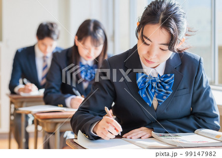 教室で勉強する制服を着た高校生 99147982