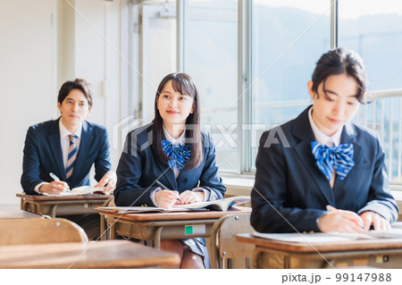 教室で勉強する制服を着た高校生 99147988