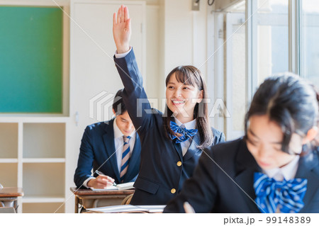 教室で勉強する制服を着た高校生 99148389